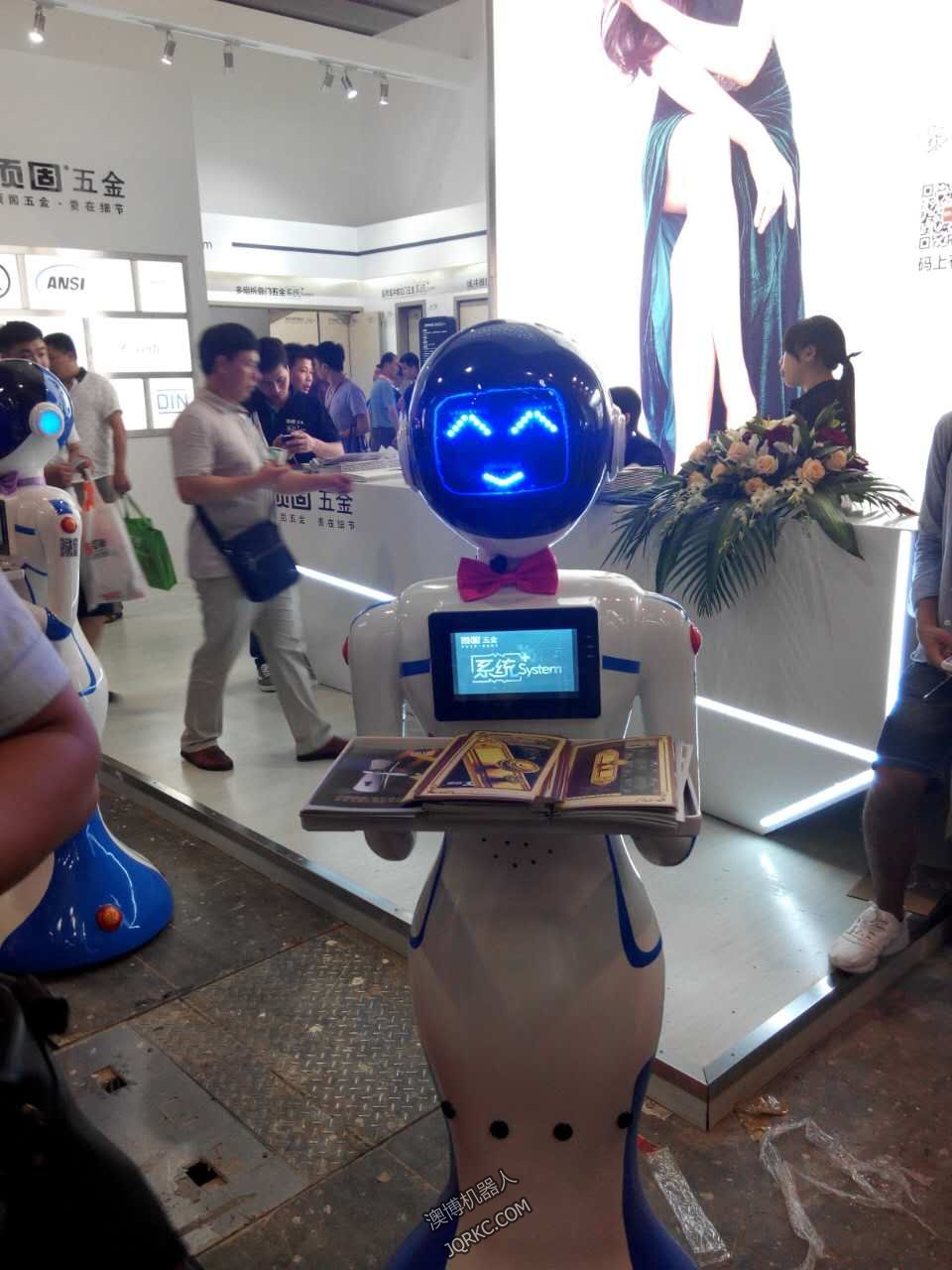 送餐機器人送外賣？快遞小哥做什么